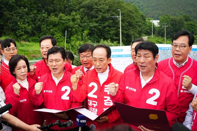 추경호 국민의힘 대구시장 후보가 28일 당 원내지도부 및 TK 의원들과 함께 대구·경북통합신공항 예정지인 군위군 소보면 내의리를 찾아 신공항 특별법 개정을 촉구하고 있다. 추경호 캠프 제공.