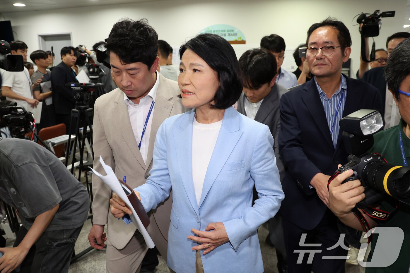 본문 이미지 - 이진숙 국민의힘 의원이 지난 14일 오후 서울 여의도 국회 소통관에서 5·18 민주화운동 관련 기자회견을 마치고 회견장을 나서고 있다. 이날 이 의원은 기자회견을 마친 후 취재진 질문을 받지 않고 회견장을 나섰다. 2026.8.14 ⓒ 뉴스1 황기선 기자
