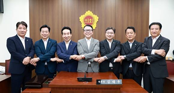 김태우 위원장이 대구시의회 건설교통위원회 소속 의원들과 단체촬영을 하고 있다 [사진=대구시의회]