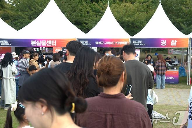 3일 대구 달성군 화원읍 사문진 상설야외공연장에서 열린 '달성 100대 피아노' 행사장의 인형뽑기 체험 부스가 시민들로 문전성시를 이루고 있다. 2026.10.3 ⓒ 뉴스1 이성덕 기자